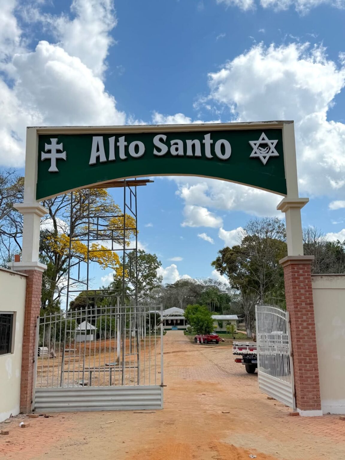 Sede onde funciona desde 1930 a doutrina do Santo Daime ganha pórtico ...