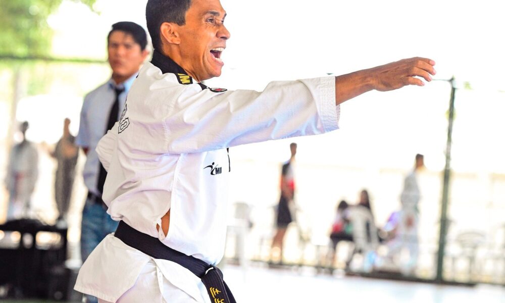 Historiador, caricaturista e artista plástico, Enilson Amorim é membro da Academia Acreana de Letras (AAL). Autor de diversas publicações sobre o folclore amazônico regional, também se dedica à prática do taekwondo. / Foto: Clemerson Ribeiro